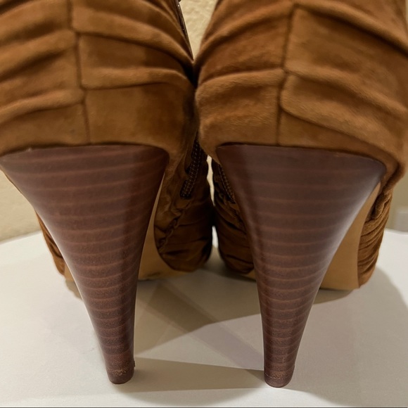 VINCE CAMUTO WOMEN’S SUEDE ANKLE BOOTIES CAMEL SIZE 8.5 - Picture 5 of 8
